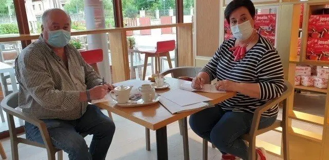 El presidente de la Asociaci&oacute;n para la Promoci&oacute;n y Desarrollo de los Valles Pasiegos y la secretaria de la Asociaci&oacute;n de Fabricantes de Sobaos y Quesadas