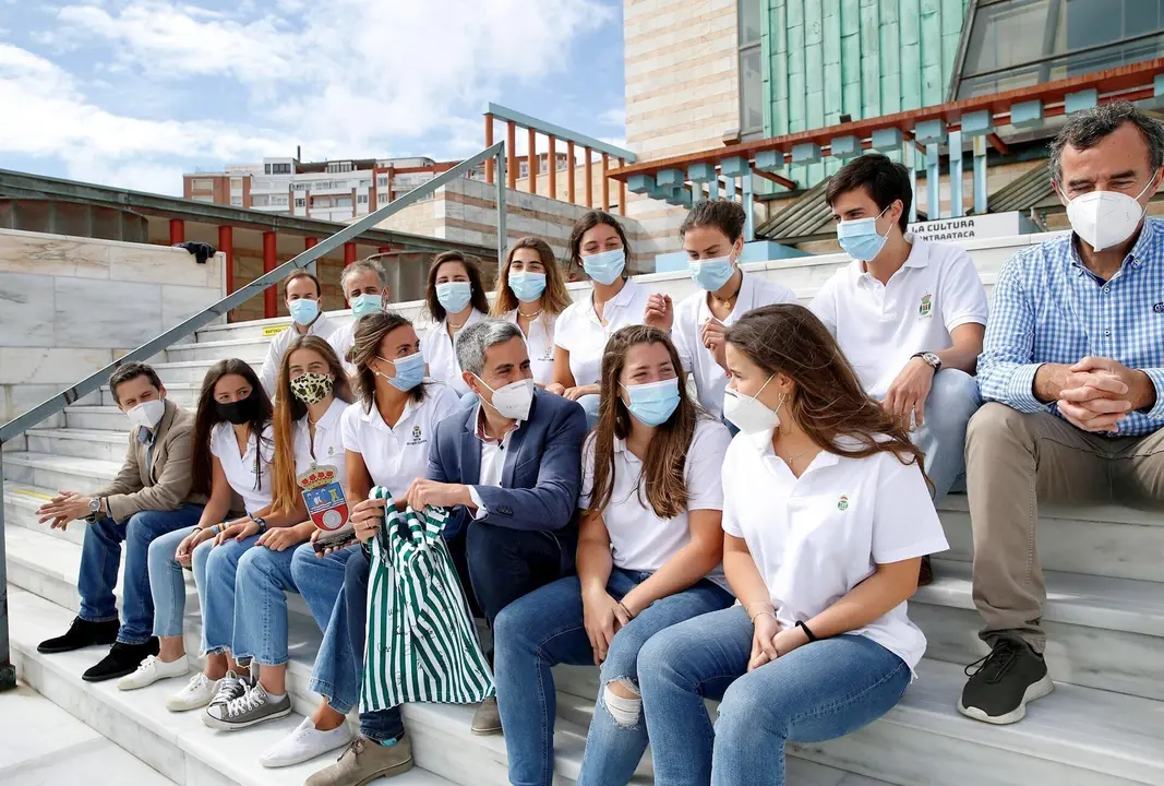 Zuloaga felicita al equipo femenino de hockey hierba de la Real Sociedad de Tenis
