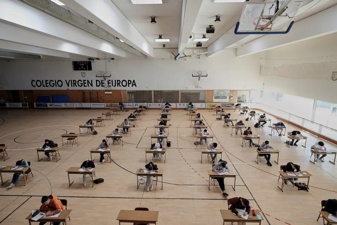 Alumnos de bachillerato del Colegio Virgen de Europa de Boadilla del Monte (Madrid) se enfrentan a los primeros ex&aacute;menes presenciales tras el par&oacute;n por el coronavirus en el polideportivo del centro