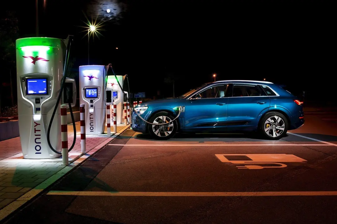 Imagen de un coche el&eacute;ctrico carg&aacute;ndosa. 