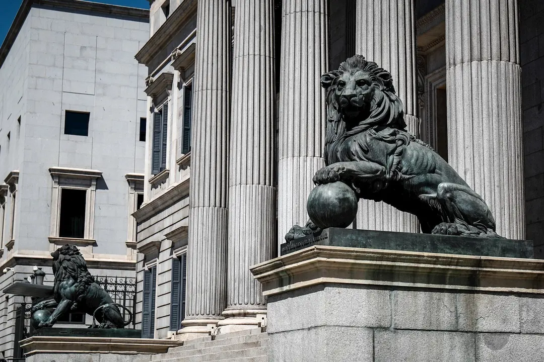 Fachada del Congreso de los Diputados de Madrid con sus emblem&aacute;ticos leones.