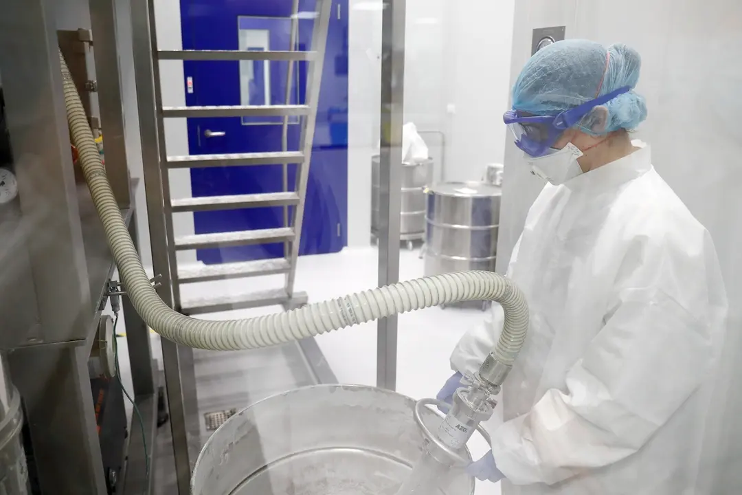 Imagen de archivo de un trabajador en un laboratorio.