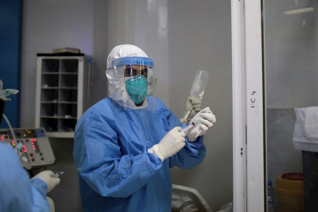 15 June 2020, Yemen, Sanaa: A medical worker wearing full protective gear prepares an injection for a patient in the intensive care unit of a hospital, where coronavirus (Covid-19) patients are treated. Photo: Hani Al-Ansi/dpa