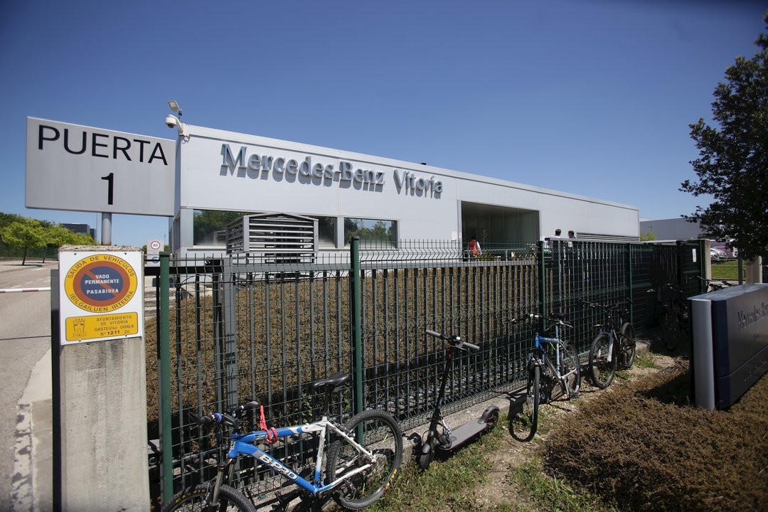Fachada de la planta de Mercedes-Benz de Vitoria tras la reanudación de la actividad de sus tres turnos de producción. En Vitoria (Álava), a 18 de mayo de 2020.