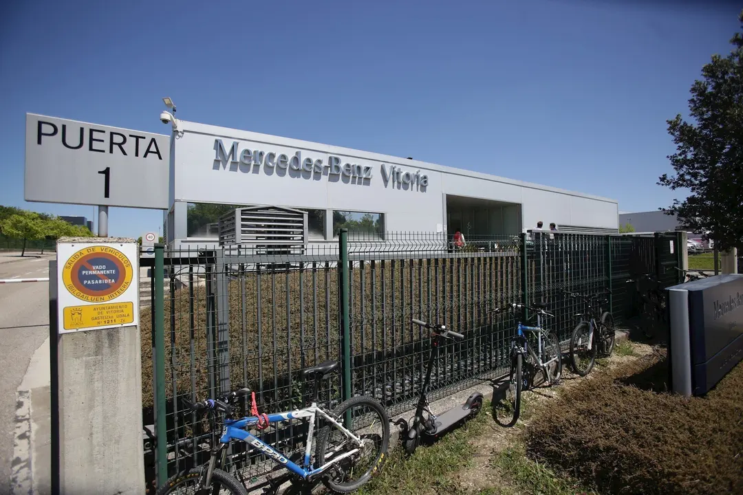 Fachada de la planta de Mercedes-Benz de Vitoria tras la reanudaci&oacute;n de la actividad de sus tres turnos de producci&oacute;n. En Vitoria (&Aacute;lava), a 18 de mayo de 2020.