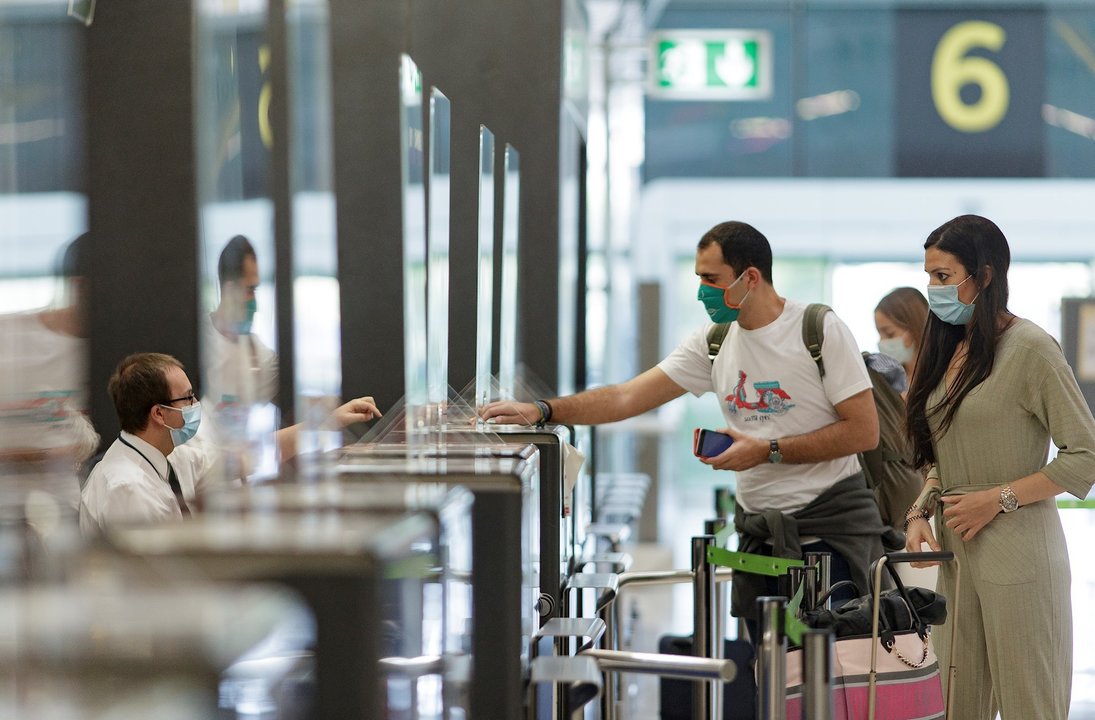 Pasajeros con sus maletas en las instalaciones de la Terminal T4 del Aeropuerto Adolfo Suárez Madrid-Barajas. 