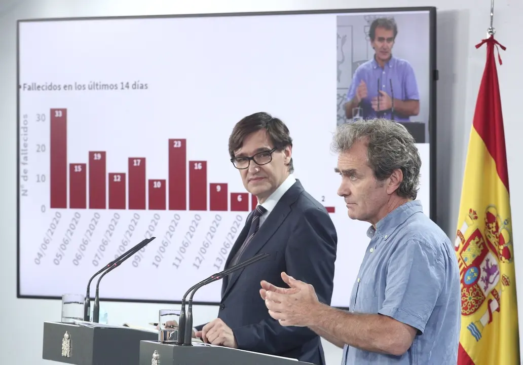 El ministro de Sanidad, Salvador Illa (i), y el director del CCAES, Fernando Sim&oacute;n, durante su intervenci&oacute;n en una rueda de prensa sobre la recogida y actualizaci&oacute;n de las series de datos epidemiol&oacute;gicos en Espa&ntilde;a, en Madrid (Espa&ntilde;a), a 19 de junio de 202
