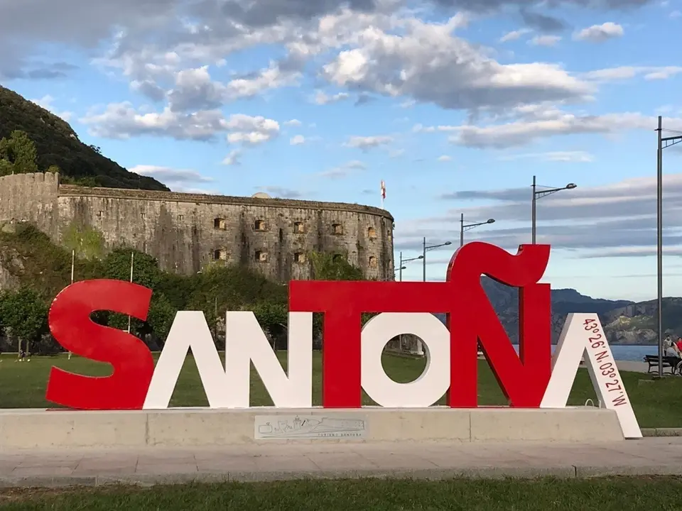 Emblema tur&iacute;stico de Santo&ntilde;a