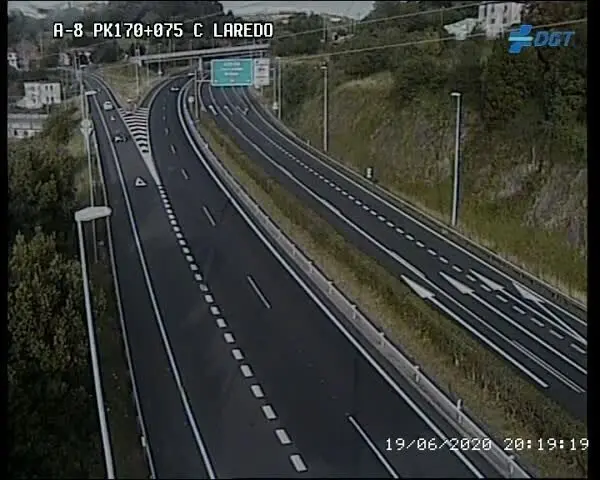 Imagen de una c&aacute;mara de la DGT en la A-8 a la altura de Laredo pasadas las ocho de la tarde