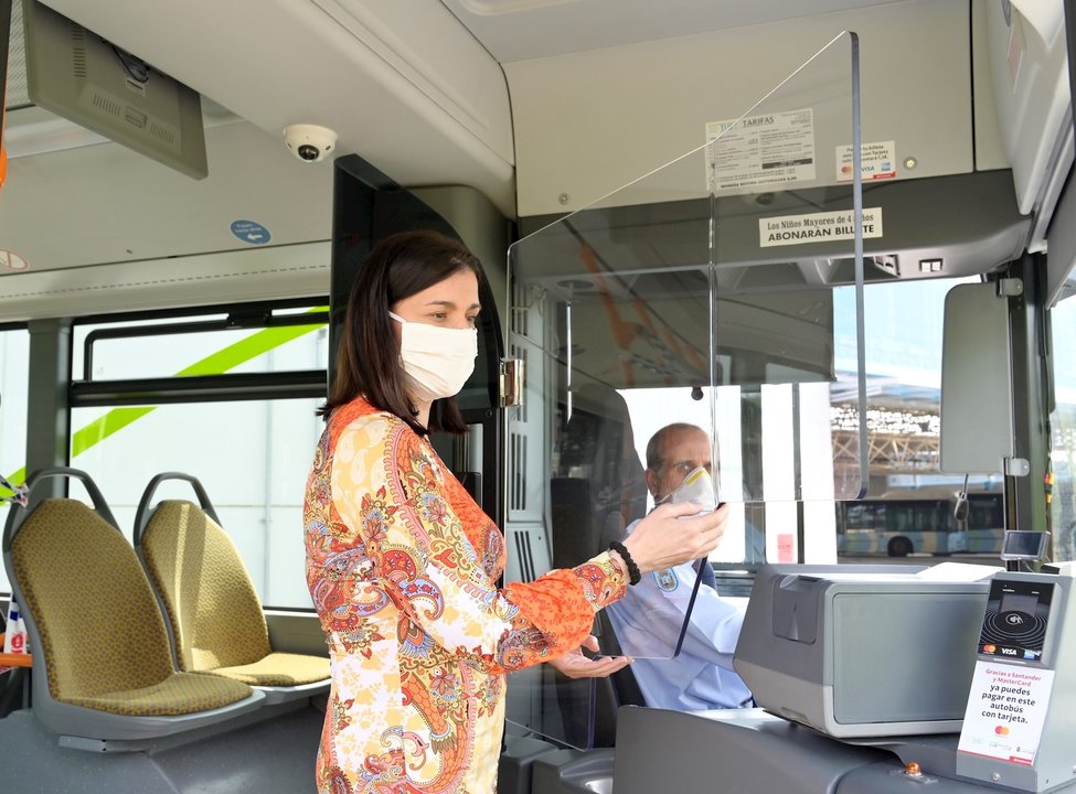 La alcaldesa de Santander, Gema Igual, supervisa las mamparas protectoras instaladas en los autobuses del TUS
