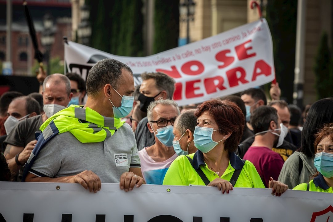 Una multitud de personas durante una nueva manifestación de trabajadores de Nissan, esta vez en la Plaza de España.