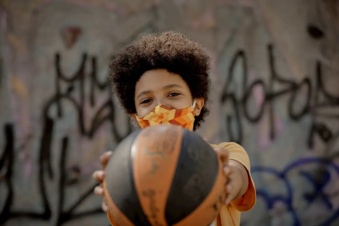 El ni&ntilde;o actor y modelo Hugo Ndiaye, de 10 a&ntilde;os, juega al baloncesto en un parque. En Madrid (Espa&ntilde;a) a 28 de mayo de 2020.