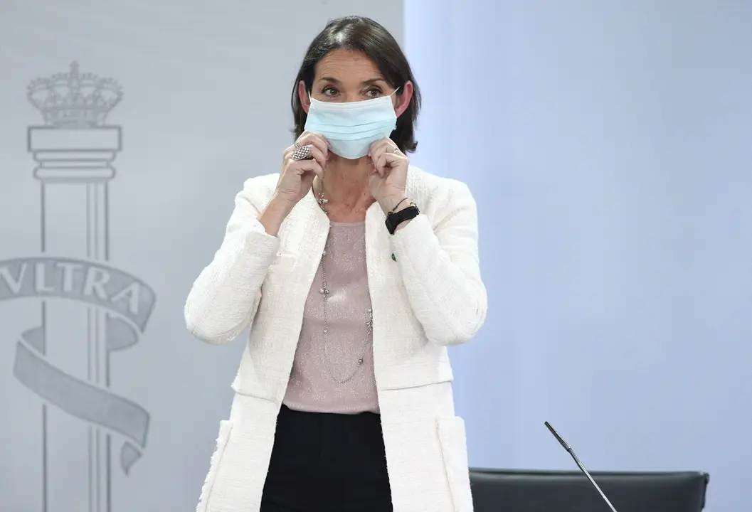 La ministra de Industria, Comercio y Turismo, Reyes Maroto; protegida con mascarilla al finalizar la comparecencia rueda de prensa posterior al Consejo de Ministros celebrado en Moncloa, en Madrid (Espa&ntilde;a), a 16 de junio de 2020.