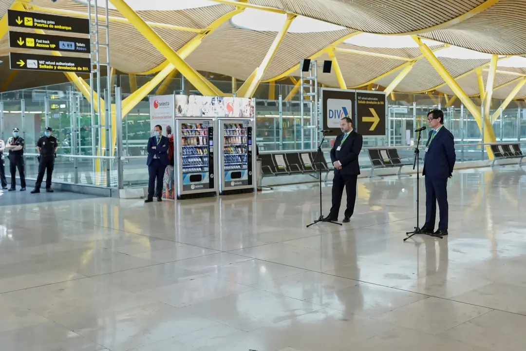 El ministro de Transportes, Movilidad y Agenda Urbana, Jos&eacute; Luis &Aacute;balos (i), y el ministro de Sanidad, Salvador Illa, atienden a los medios en su visita al Aeropuerto Adolfo Su&aacute;rez Madrid-Barajas