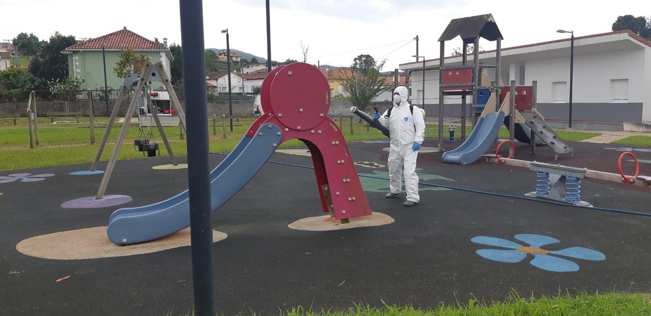 Labores de limpieza y desinfección de un parque infantil en Marina de Cudeyo
