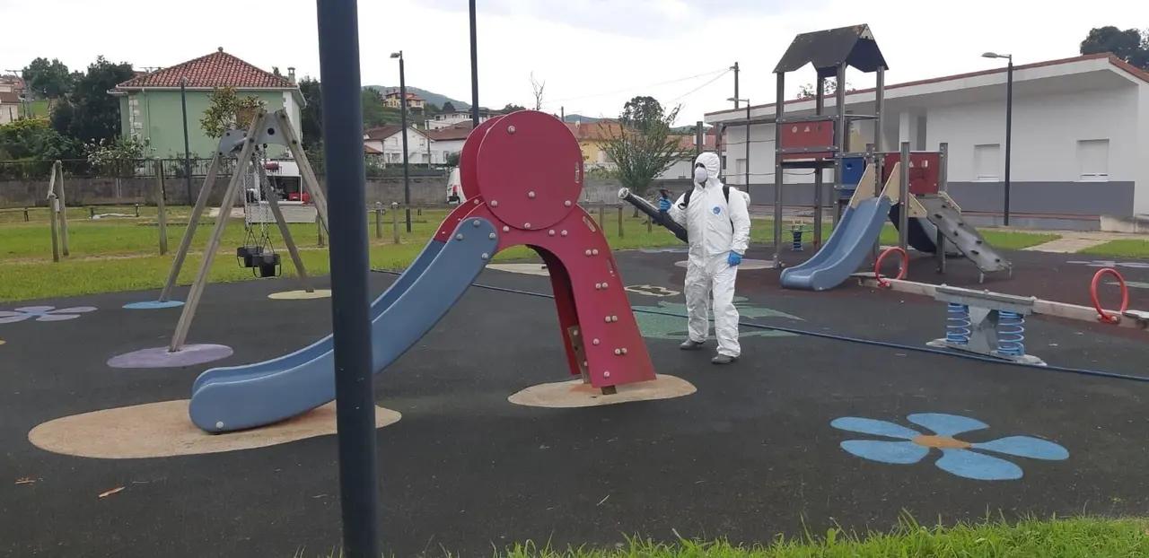 Labores de limpieza y desinfecci&oacute;n de un parque infantil en Marina de Cudeyo