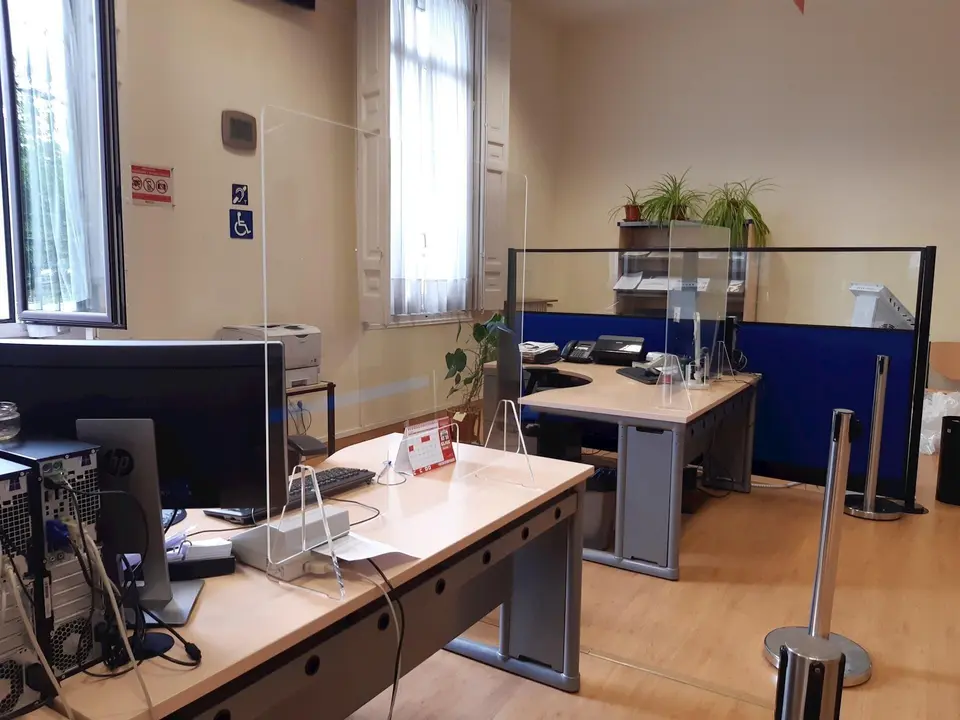 Mamparas separadoras en las dependencias de la Administraci&oacute;n General del Estado en Cantabria