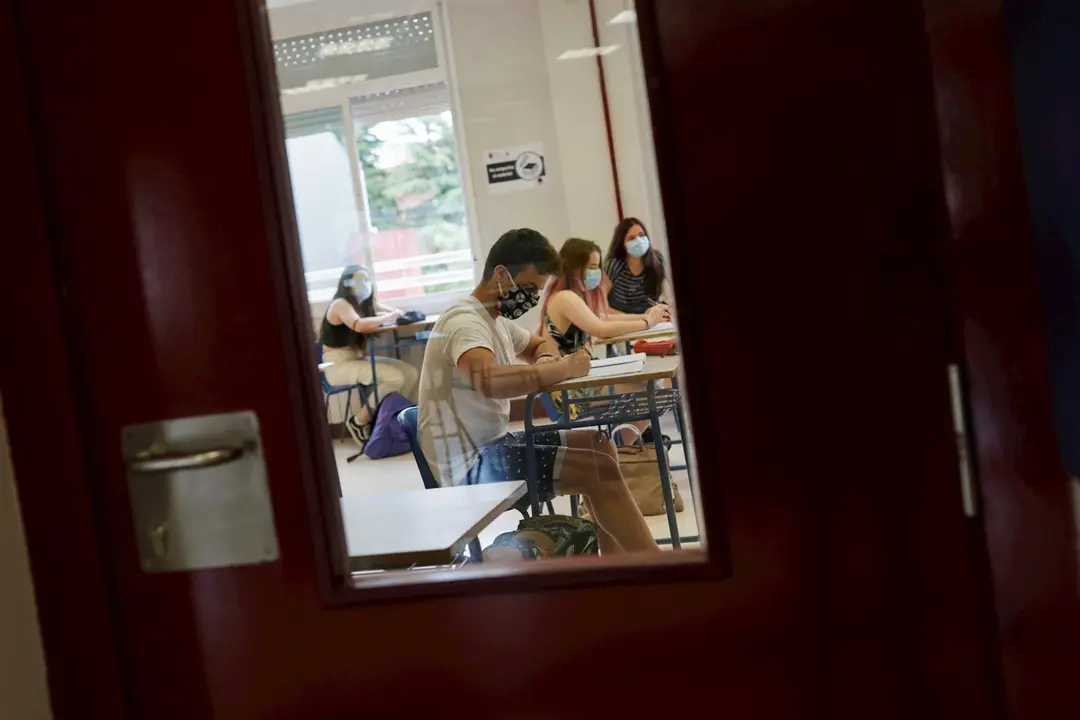 Alumnos del colegio Alameda de Osuna de Madrid, preparando el examen de Selectividad este mes de junio con mascarillas y separados en el aula.