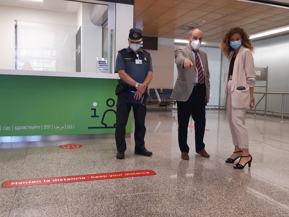 La delegada del Gobierno visita el aeropuerto para comprobar las medidas de seguridad