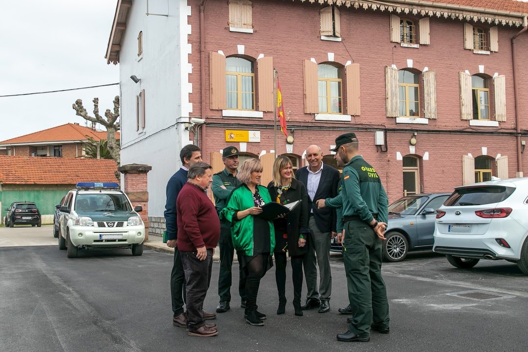 Los tres alcaldes y los responsables de la Guardia Civil durante una visita al Cuartel de Polanco
