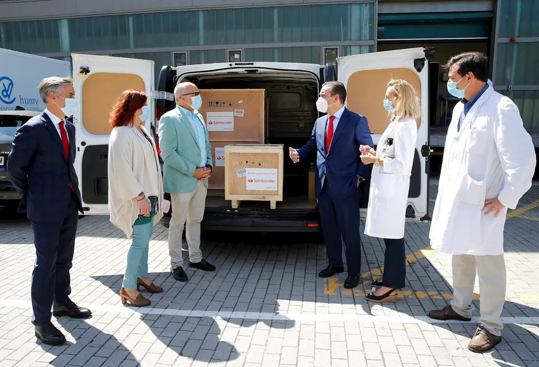 El consejero de Sanidad asiste a la donaci&oacute;n del Banco Santander de un respirador para Valdecilla