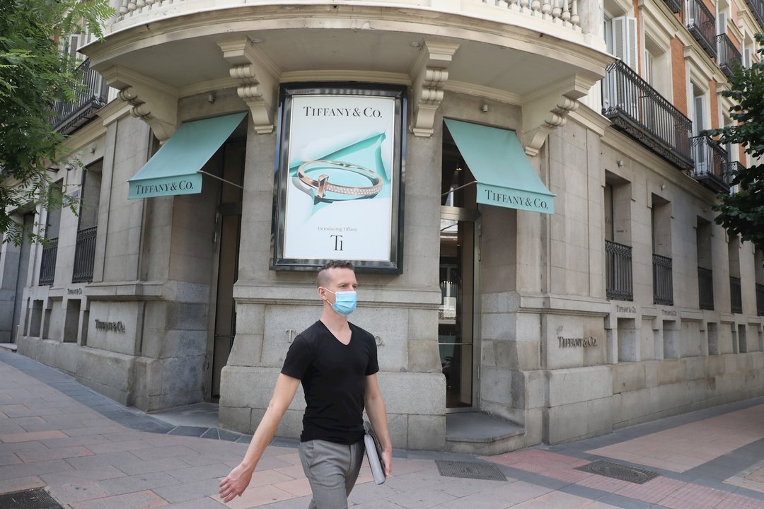 Un hombre pasa junto a la entrada de la tienda Tiffany de la calle José Ortega y Gasset, 10 de Madrid. 