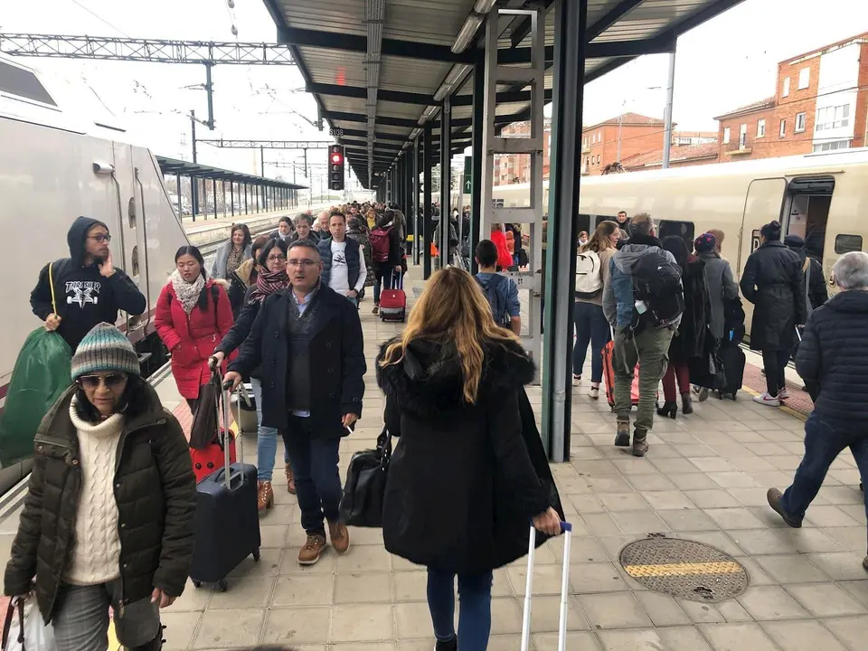 Transbordo de viajeros de los alvias entre Santander y Madrid en Palencia, por una aver&iacute;a
