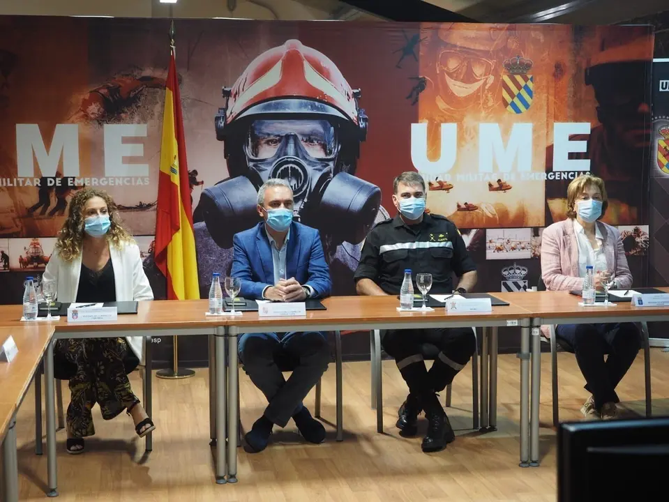 Los delegados del Gobierno en la visita a la UME