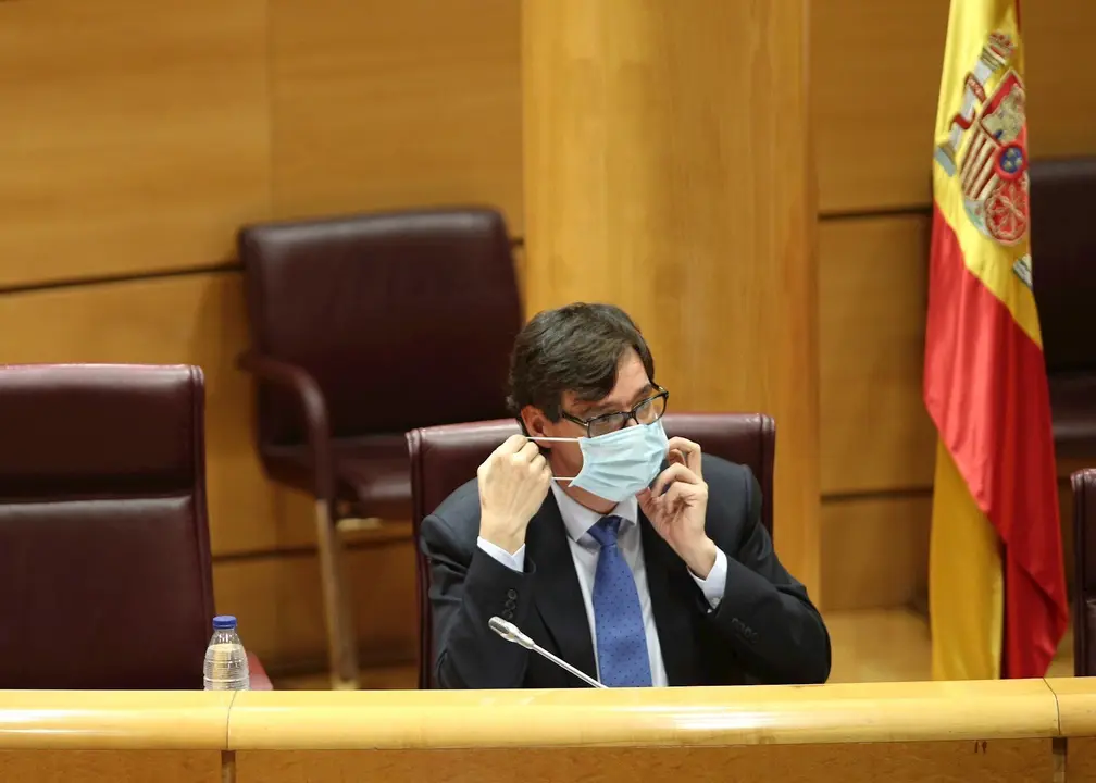 El ministro de Sanidad, Salvador Illa, se quita la mascarilla momentos antes de comparecer en el Senado en Comisi&oacute;n de Sanidad y Consumo, en Madrid (Espa&ntilde;a), a 23 de junio de 2020.