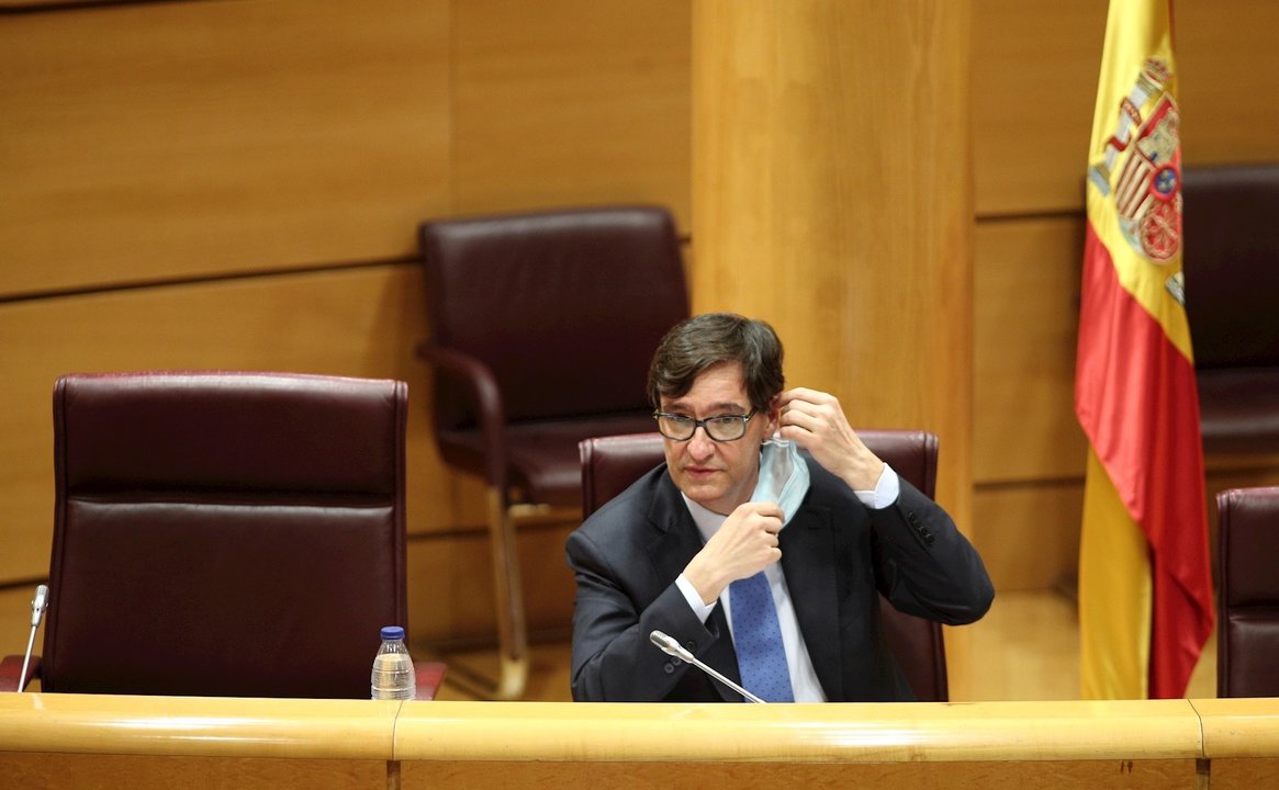 El ministro de Sanidad, Salvador Illa, se quita la mascarilla momentos antes de comparecer en el Senado en Comisión de Sanidad y Consumo, en Madrid (España), a 23 de junio de 2020.