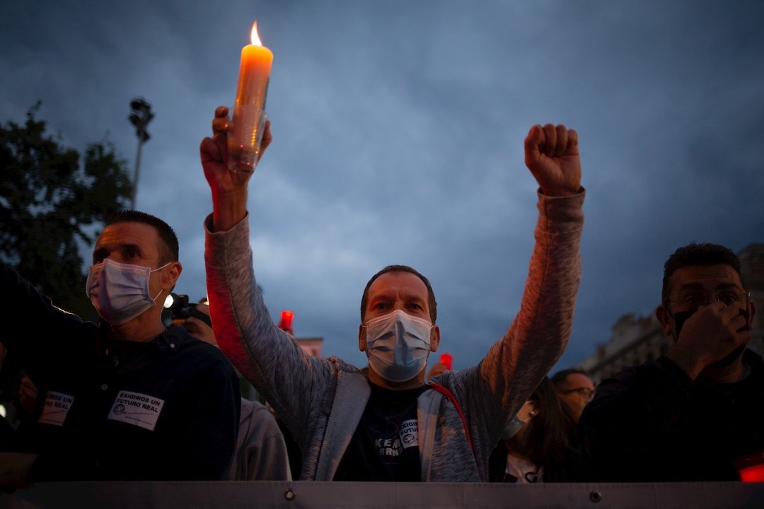 Los trabajadores de Nissan llevan a cabo una marcha nocturna por la ciudad de Barcelona – de la Vía Laietana a la Plaza de Catalunya- como protesta por el cierre por parte de la compañía de automóviles en Catalunya.