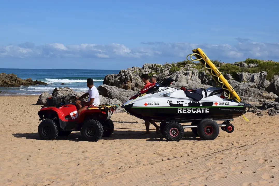Coronavirus.- Cruz Roja comienza este fin de semana el servicio de socorrismo en playas