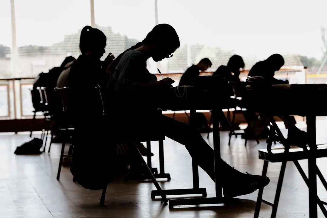 Alumnos de bachillerato del Colegio Virgen de Europa de Boadilla del Monte (Madrid) haciendo un examen en el polideportivo del centro este mes de junio.