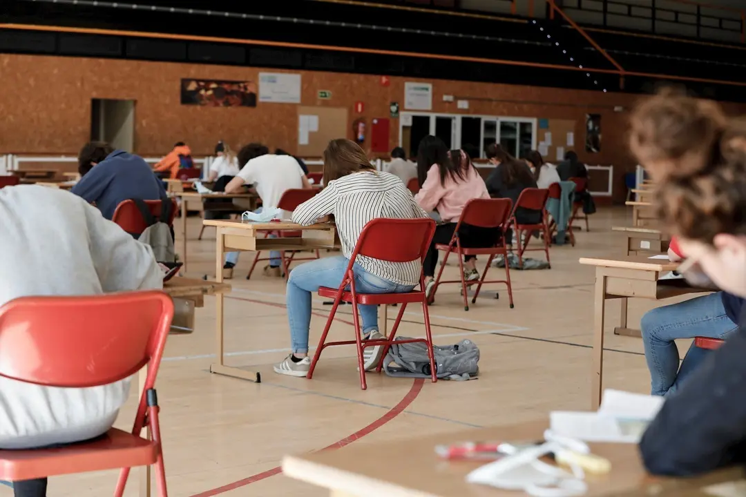 Alumnos de bachillerato del Colegio Virgen de Europa de Boadilla del Monte (Madrid), durante un examen en un pabell&oacute;n deportivo este mes de junio.