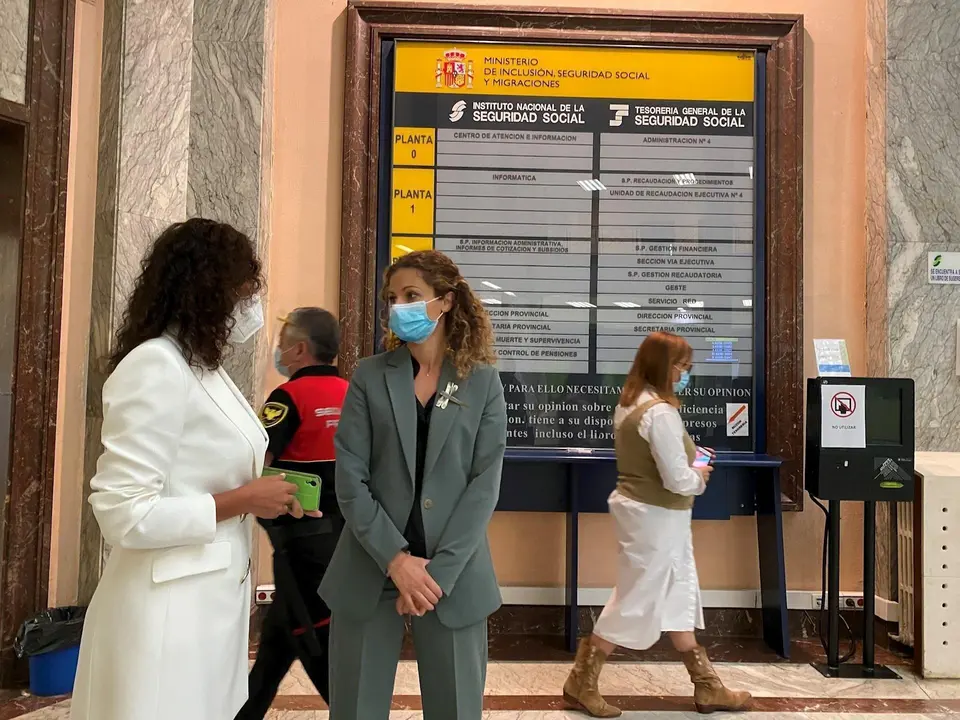 La delegada del Gobierno visita las oficinas de la Seguridad Social el d&iacute;a de su reapertura junto a la directora provincial del organismo