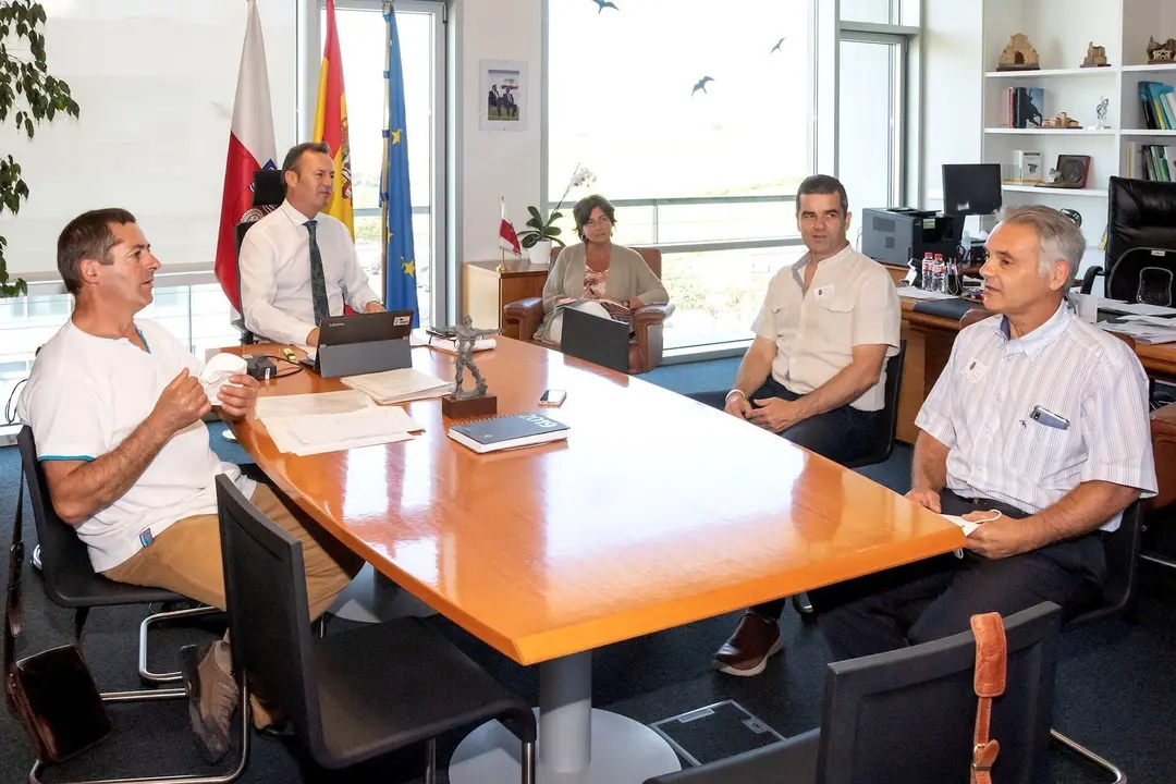 El consejero, Guillermo Blanco, con representantes de apicultores