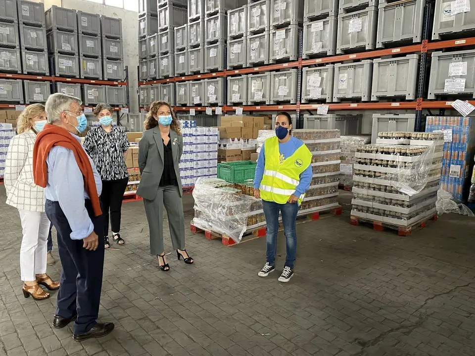 La delegada del Gobierno visita el almac&eacute;n del Banco de Alimentos en Tanos