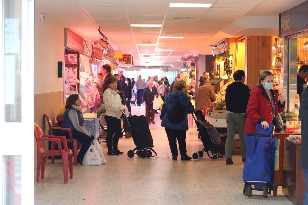 Gran afluencia de personas en un mercado de Moratalaz durante la Semana Santa en la que es ya la cuarta semana de confinamiento por la crisis del coronavirus en España.  