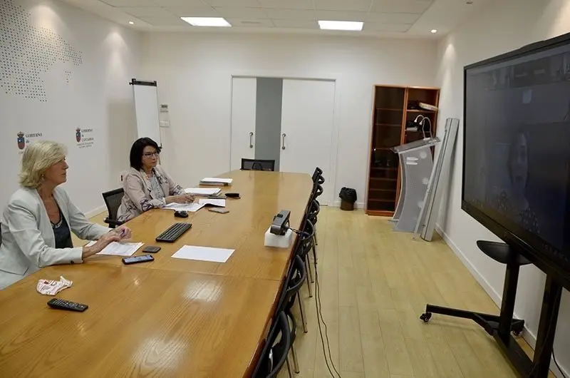 Marina Lomb&oacute; y Eva  Bartolom&eacute; durante la Comisi&oacute;n de la Sectorial de Turismo