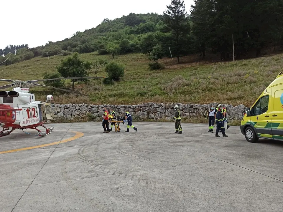 Traslado de la anciana de la ambulancia al helic&oacute;ptero