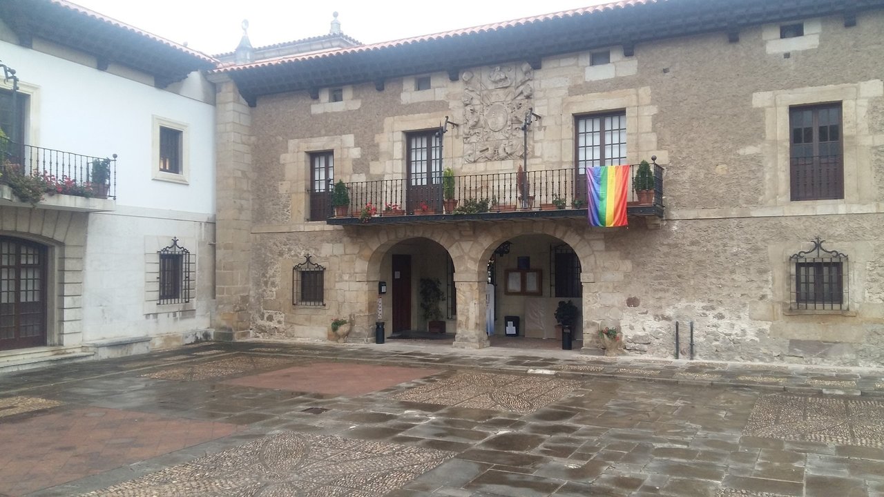 Bandera arcoiris en el Ayuntamiento de Camargo