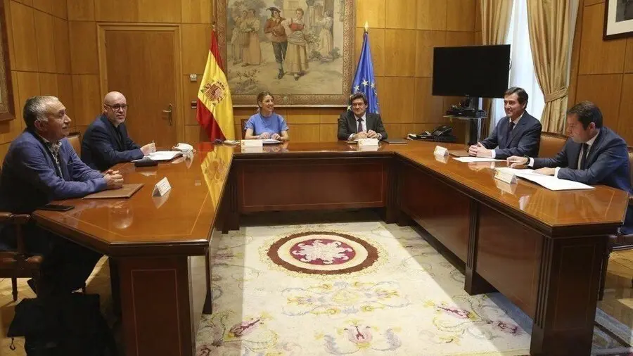 La ministra de Trabajo y Econom&iacute;a Social, Yolanda D&iacute;az, junto con el ministro de Inclusi&oacute;n, Seguridad Social y Migraciones, Jos&eacute; Luis Escriv&aacute;, y los agentes sociales