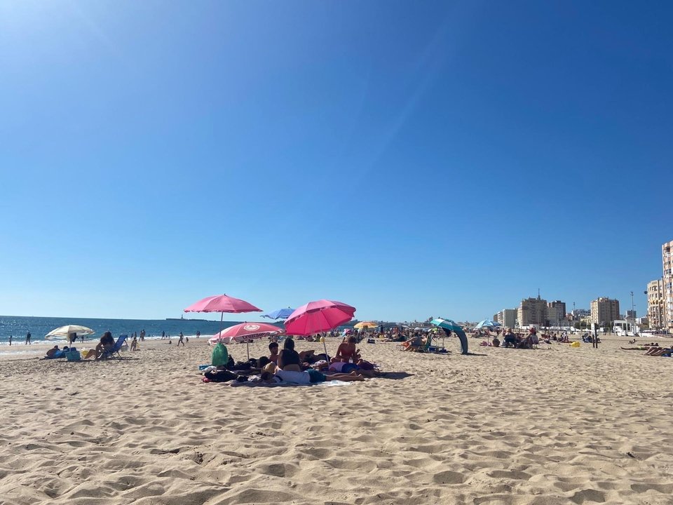 Playa Victoria de Cádiz en un día de junio