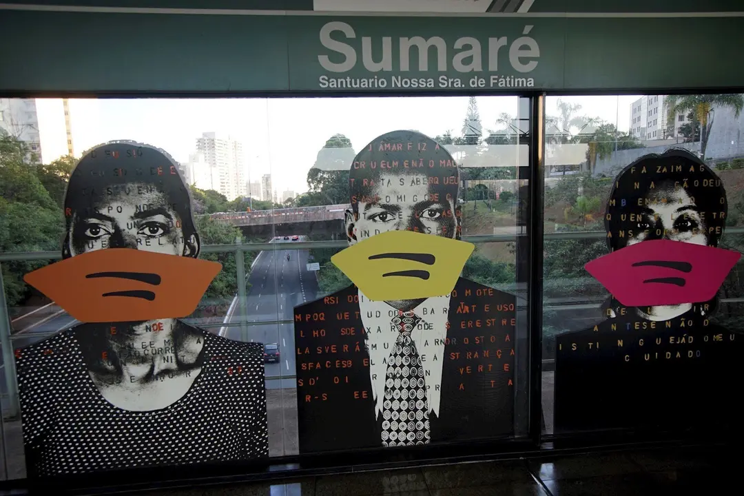 Mascaraillas pintadas sobre figuras en un mural de Sao Paulo