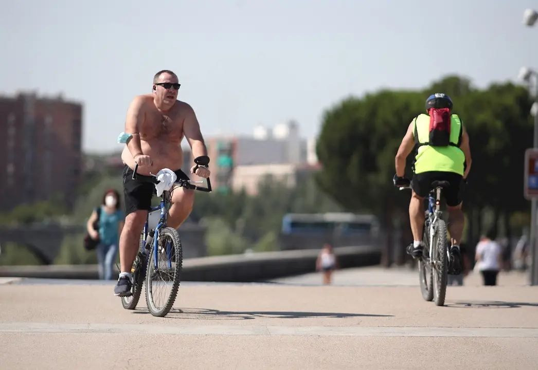 Varias personas hacen ejercicio en un parque de Madrid despu&eacute;s de que la Agencia Estatal de Meteorolog&iacute;a (Aemet) activara ayer lunes la primera alerta amarilla por calor de este a&ntilde;o en la Comunidad de Madrid, y cuando hoy est&aacute; previsto que se alcancen los
