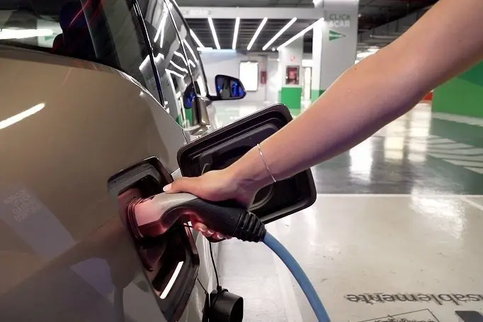 Recurso de veh&iacute;culo el&eacute;ctrico cargando