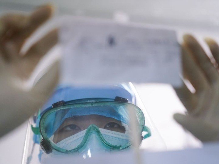 Una enfermera revisa la lista de tratamiento de un paciente pegada en la ventana del Hospital Municipal de Zhangzhou, provincia de Fujian, en el sudeste de China. 2 de febrero de 2020.