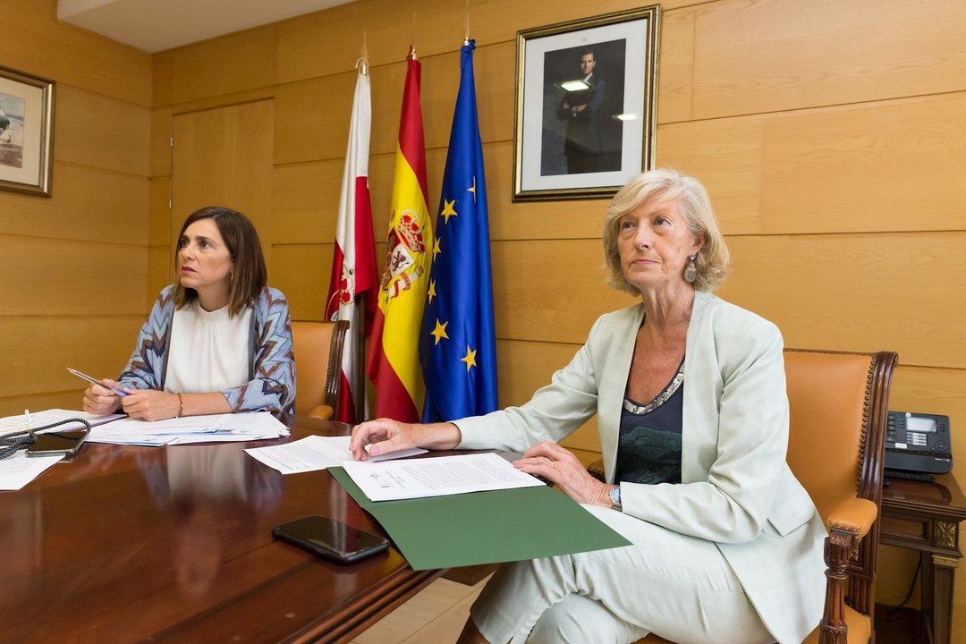 Las consejeras Paula Fernández (izda) y Marina Lombó