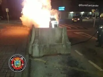 Extinci&oacute;n de incendio de madrugada en contenedores de Somo