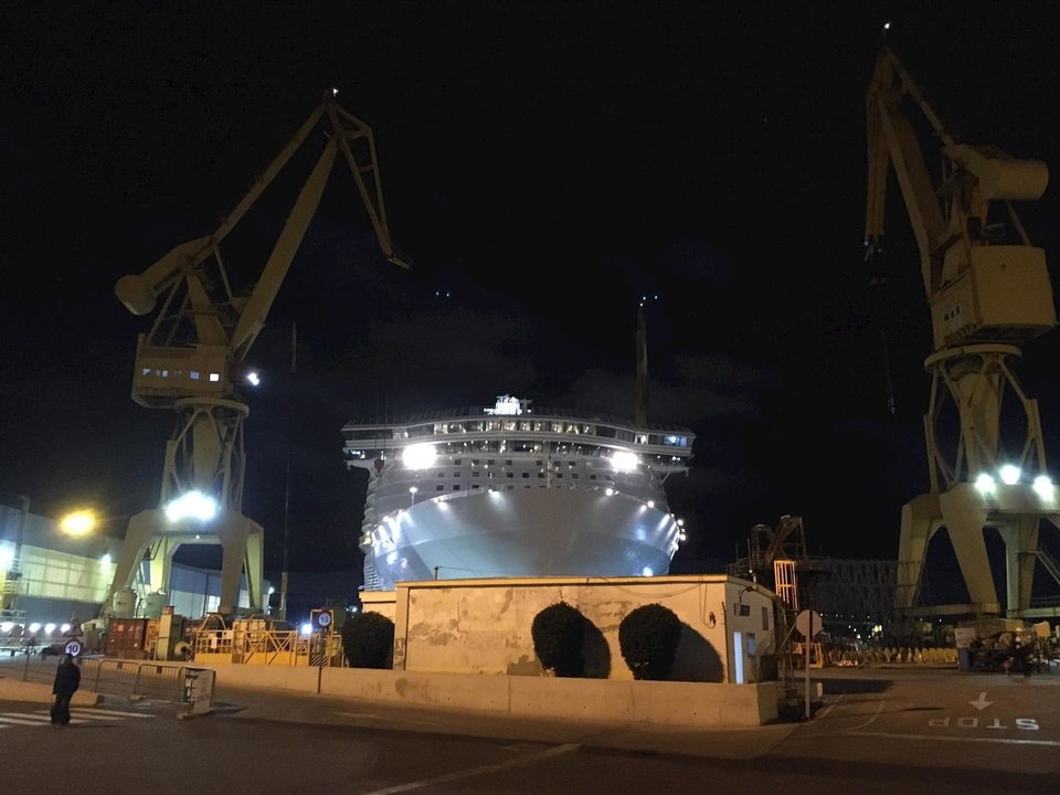 Un crucero en reparación en Navantia Cádiz